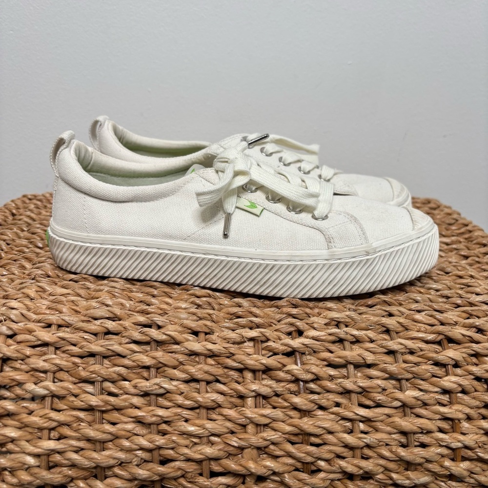 Cariuma OCA Low Top Canvas Sneaker Shoes Off-White Womens Size 7.